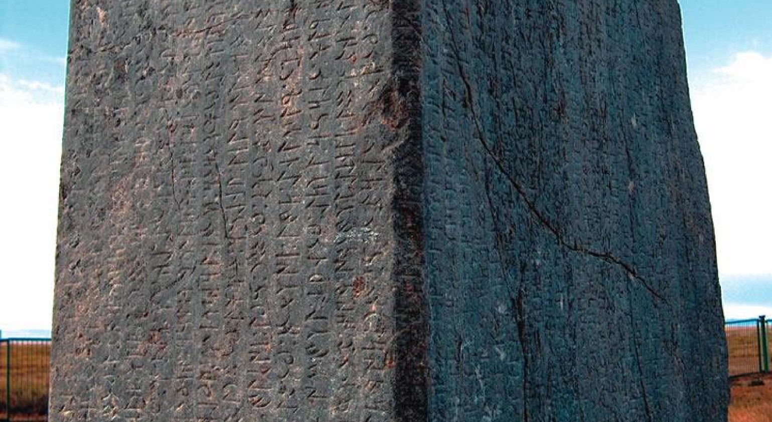 Orhun Yazıtları - Kültiğin Yazıtı güney ve doğu yüzünde Göktürkçe yazılar